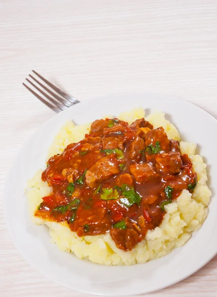 Meat in sauce with mashed potatoes — Stock Photo, Image