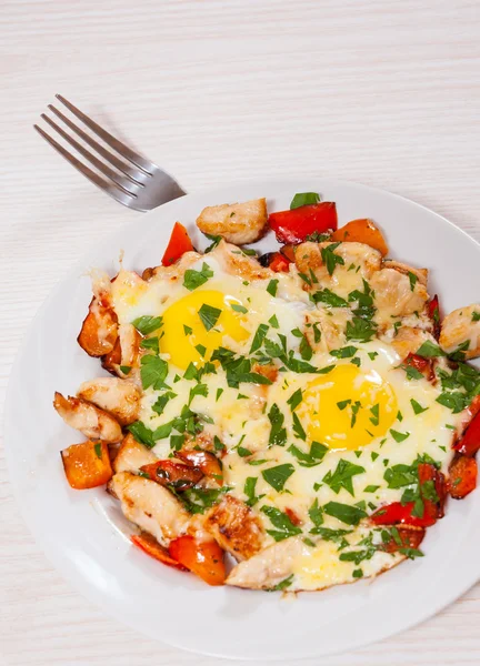 Fried eggs with chicken breast, pepper and cheese — Stock Photo, Image