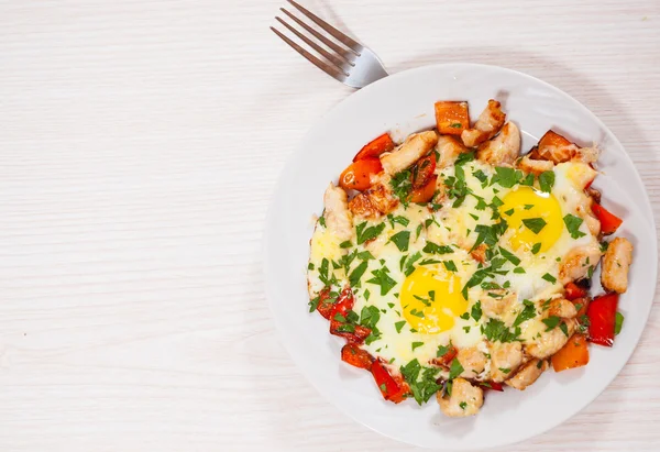 Fried eggs with chicken breast, pepper and cheese — Stock Photo, Image