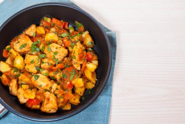 patates, biber, soğan ve havuç bir tavada et güveç