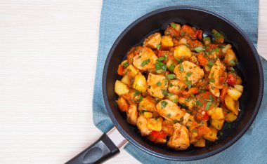 patates, biber, soğan ve havuç bir tavada et güveç