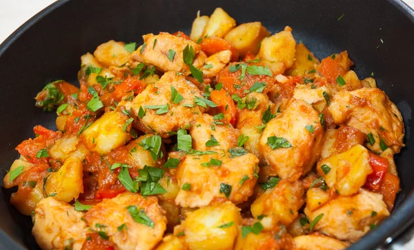 Fleischeintopf mit Kartoffeln, Paprika, Zwiebeln und Karotten in einer Pfanne — Stockfoto
