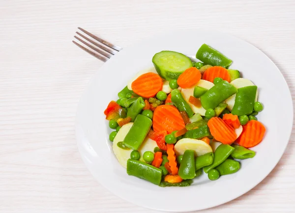 Змішані овочі на тарілці — стокове фото