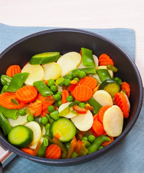 Смешанные овощи в сковороде — стоковое фото