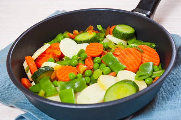 Legumes mistos em uma frigideira — Fotografia de Stock