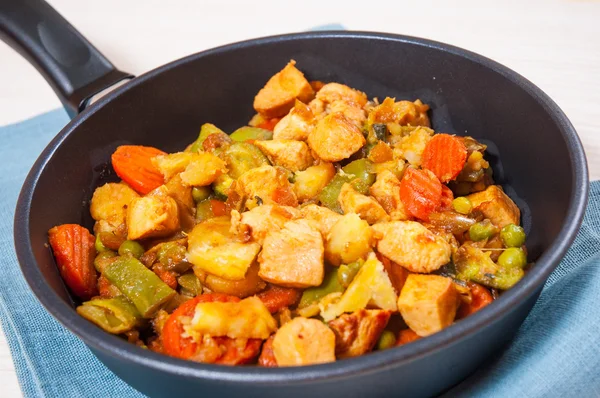 Stufato di carne con verdure miste in padella — Foto Stock