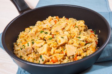 Pirinç ve sebze bir tavada tavuk göğsü