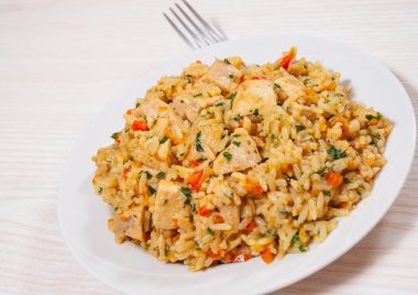 Pirinç ve sebzeli tavuk göğsü.