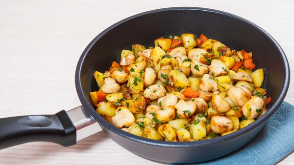 Bratkartoffeln mit Pilzen in der Pfanne — Stockfoto