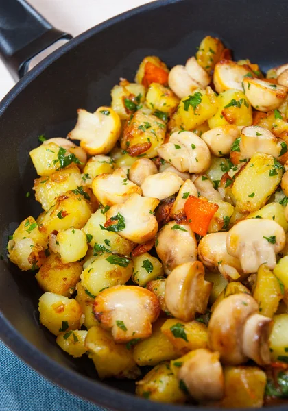 Bratkartoffeln mit Pilzen in der Pfanne — Stockfoto