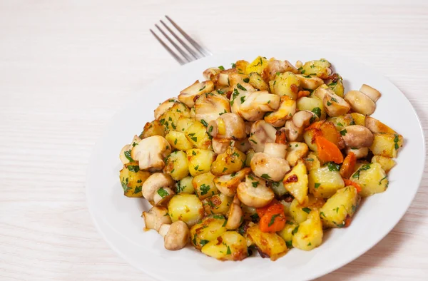 Batata frita com cogumelos — Fotografia de Stock