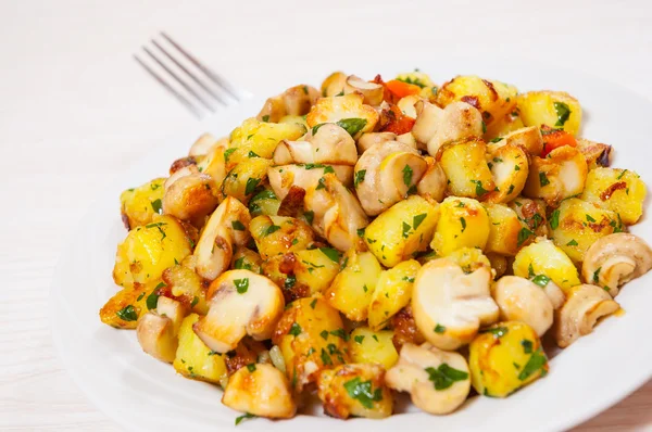 Batata frita com cogumelos — Fotografia de Stock