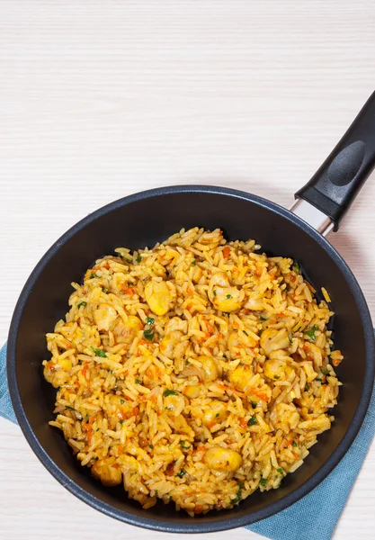 El arroz con las setas en la sartén —  Fotos de Stock