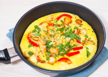 mantar ve sebze bir tavada omlet