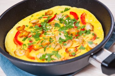 mantar ve sebze bir tavada omlet