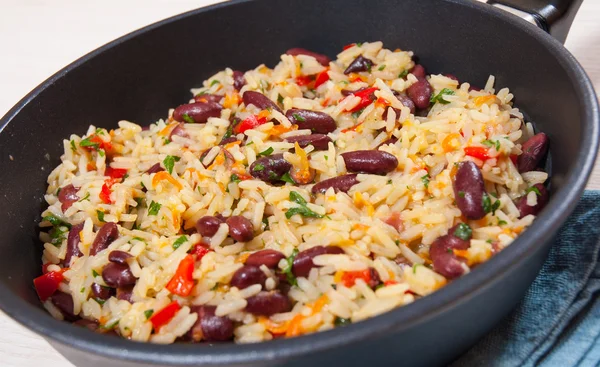 Reis mit roten Bohnen und Gemüse in einer Pfanne — Stockfoto