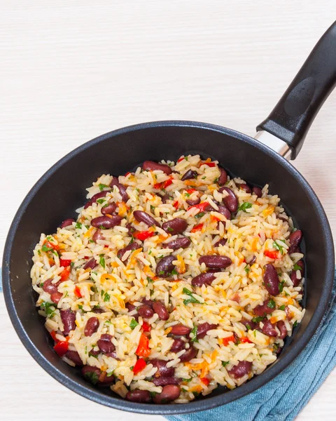 Reis mit roten Bohnen und Gemüse in einer Pfanne — Stockfoto
