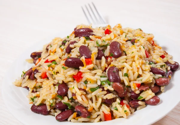 Reis mit roten Bohnen und Gemüse auf Teller — Stockfoto