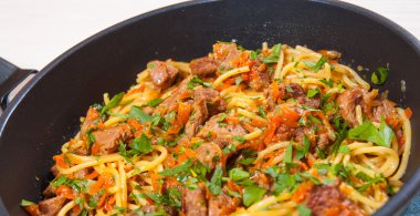 et ve sebze ile bir tavada spagetti