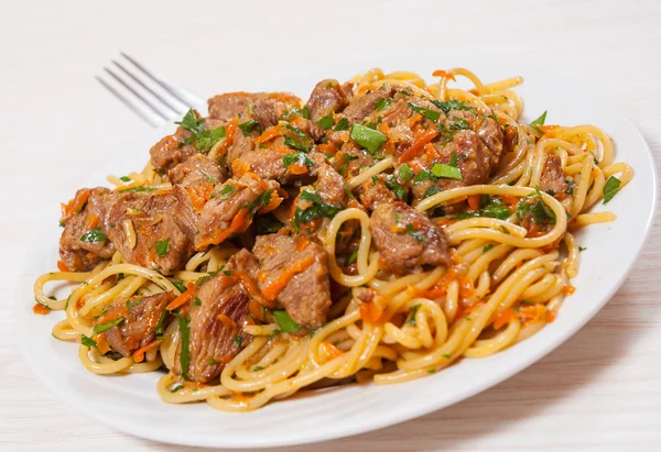 Darab hús, zöldséges spagetti — Stock Fotó