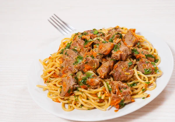 Darab hús, zöldséges spagetti — Stock Fotó