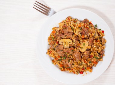 Et, sebze ve mantar plaka üzerinde pirinç