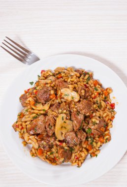 Et, sebze ve mantar plaka üzerinde pirinç