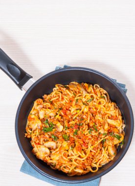 bir tavada mantar ve kıyılmış etli spagetti