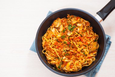 bir tavada mantar ve kıyılmış etli spagetti