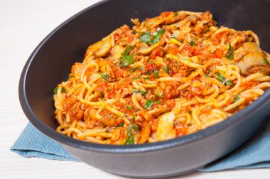 bir tavada mantar ve kıyılmış etli spagetti