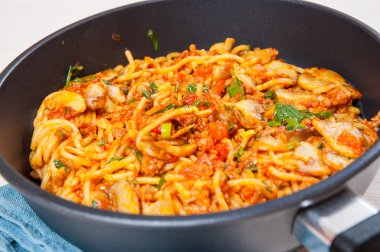bir tavada mantar ve kıyılmış etli spagetti