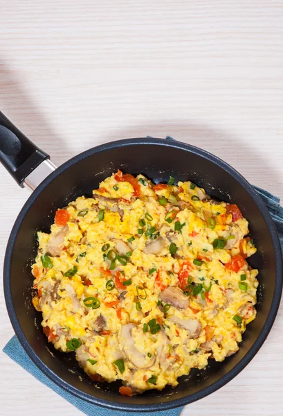 Huevos revueltos con setas y verduras en una sartén — Foto de Stock