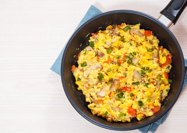 Huevos revueltos con setas y verduras en una sartén — Foto de Stock