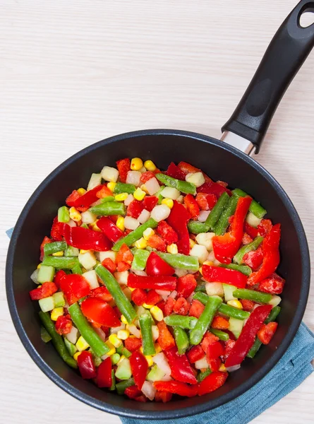 Legumes mistos em uma frigideira — Fotografia de Stock