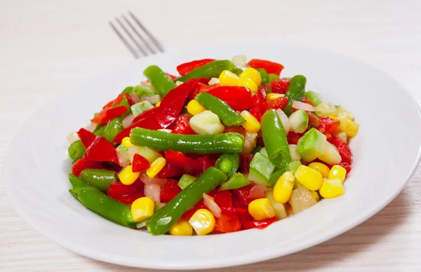 Légumes mélangés sur assiette — Photo