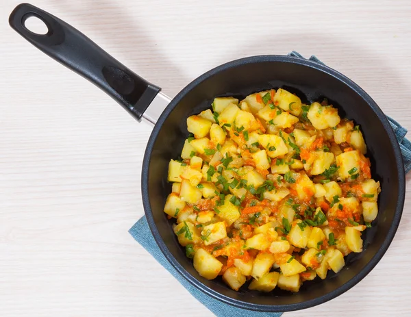 Patatas guisadas en una sartén — Foto de Stock