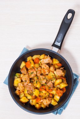 patates, soğan ve havuç bir tavada pişirilmiş etli