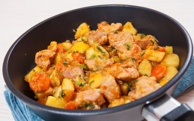 patates, soğan ve havuç bir tavada pişirilmiş etli