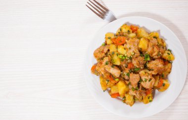 patates, soğan ve havuç ile haşlanmış et