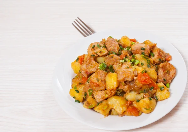 Geschmortes Fleisch mit Kartoffeln, Zwiebeln und Karotten — Stockfoto