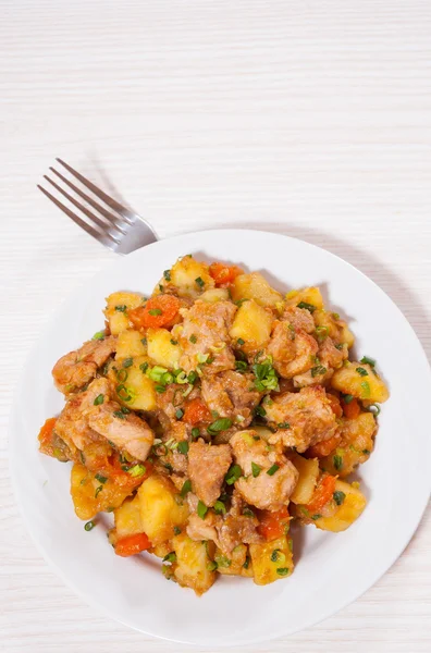 Geschmortes Fleisch mit Kartoffeln, Zwiebeln und Karotten — Stockfoto