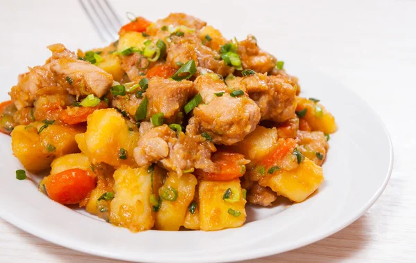 Stewed meat with potatoes, onion and carrot — Stock Photo, Image