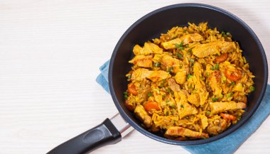 etli pilav ve sebze bir tavada