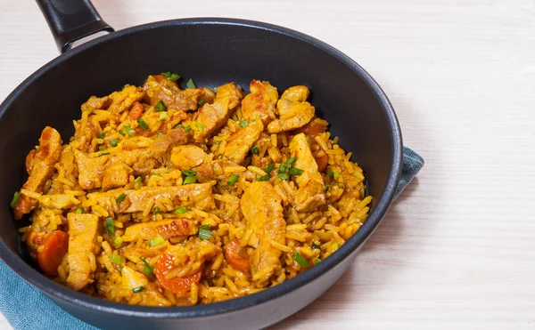 Fleisch mit Reis und Gemüse in der Pfanne — Stockfoto