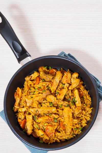 Meat with rice and vegetables in a frying pan — Stock Photo, Image