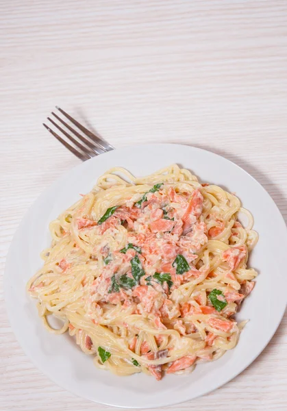 Espaguetis con salsa cremosa de salmón — Foto de Stock