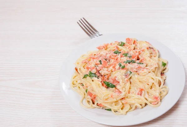 Spaghetti mit Lachscremesauce — Stockfoto