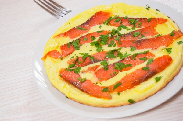 Tortilla con salmón ahumado en plato — Foto de Stock