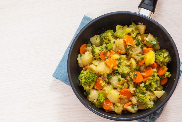 Verduras guisadas en una sartén —  Fotos de Stock