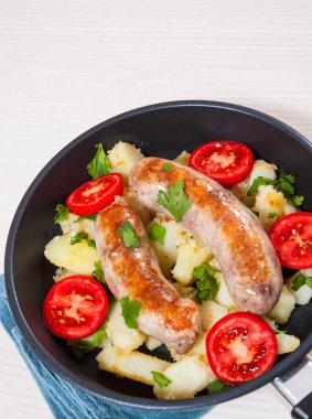 Patates ile bir tavada sosis